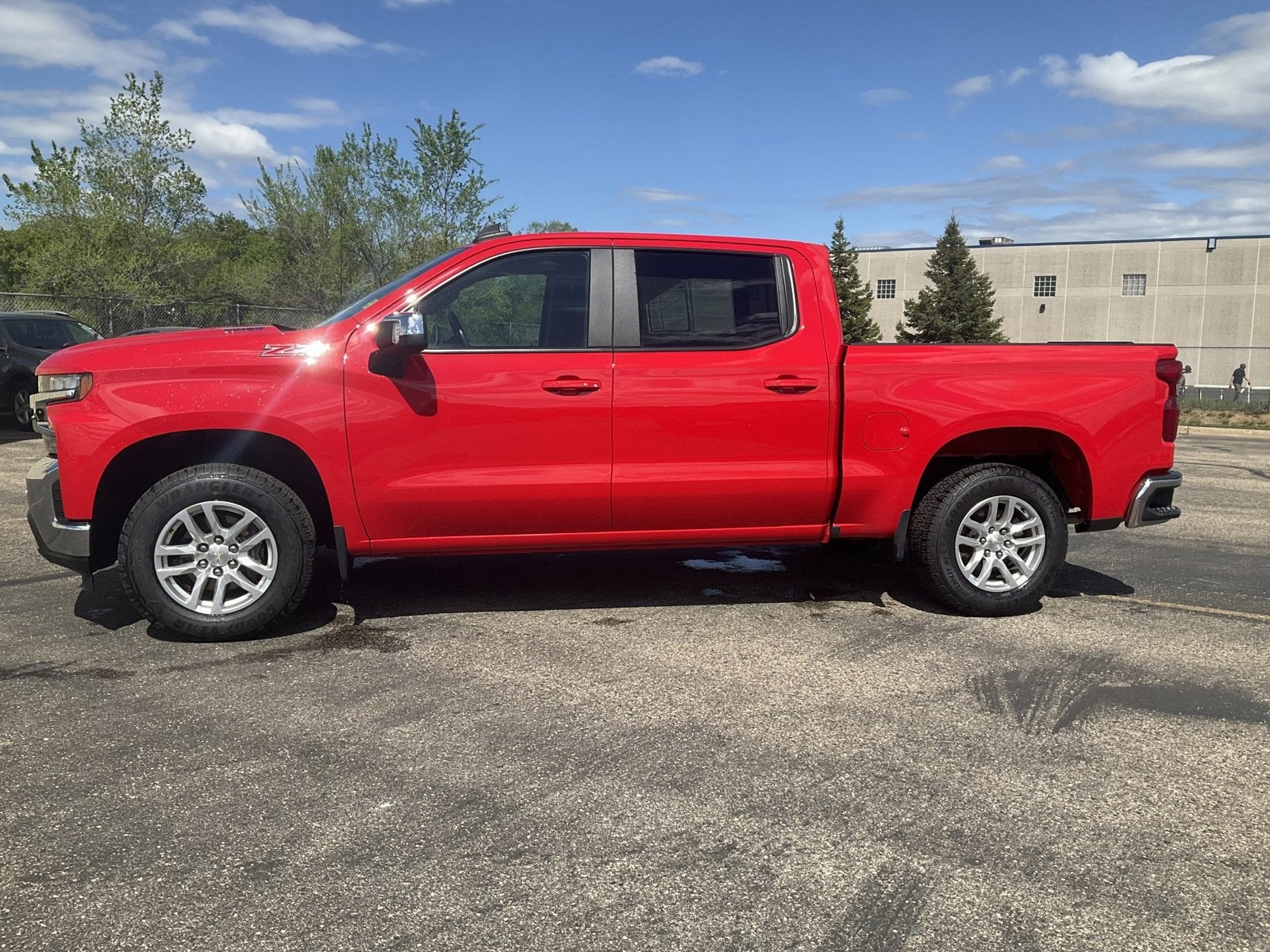 Used 2021 Chevrolet Silverado 1500 LT with VIN 3GCUYDET4MG201762 for sale in Fridley, Minnesota