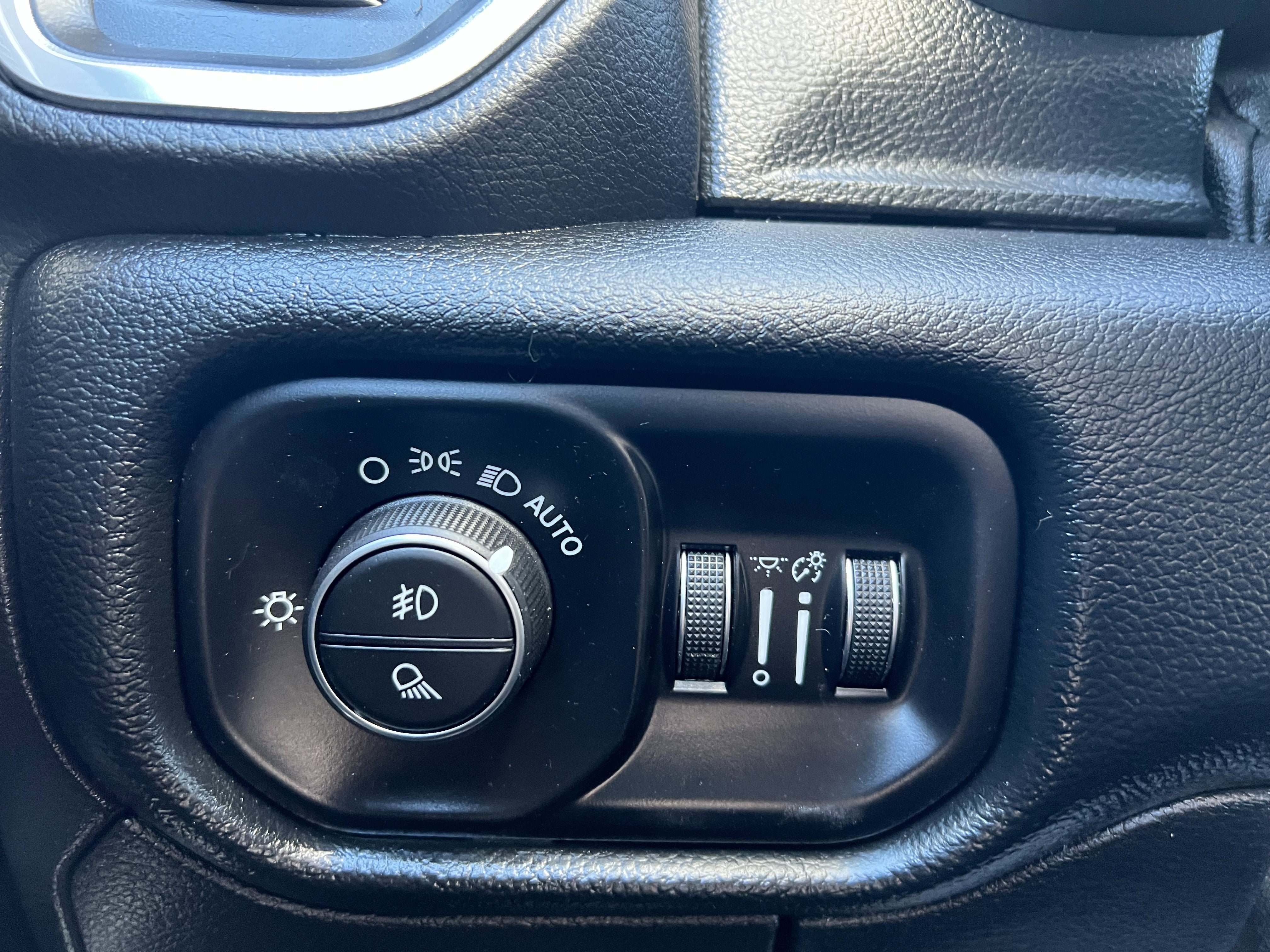 2020 RAM 1500 Laramie Crew Cab 4x4 5'7" Box