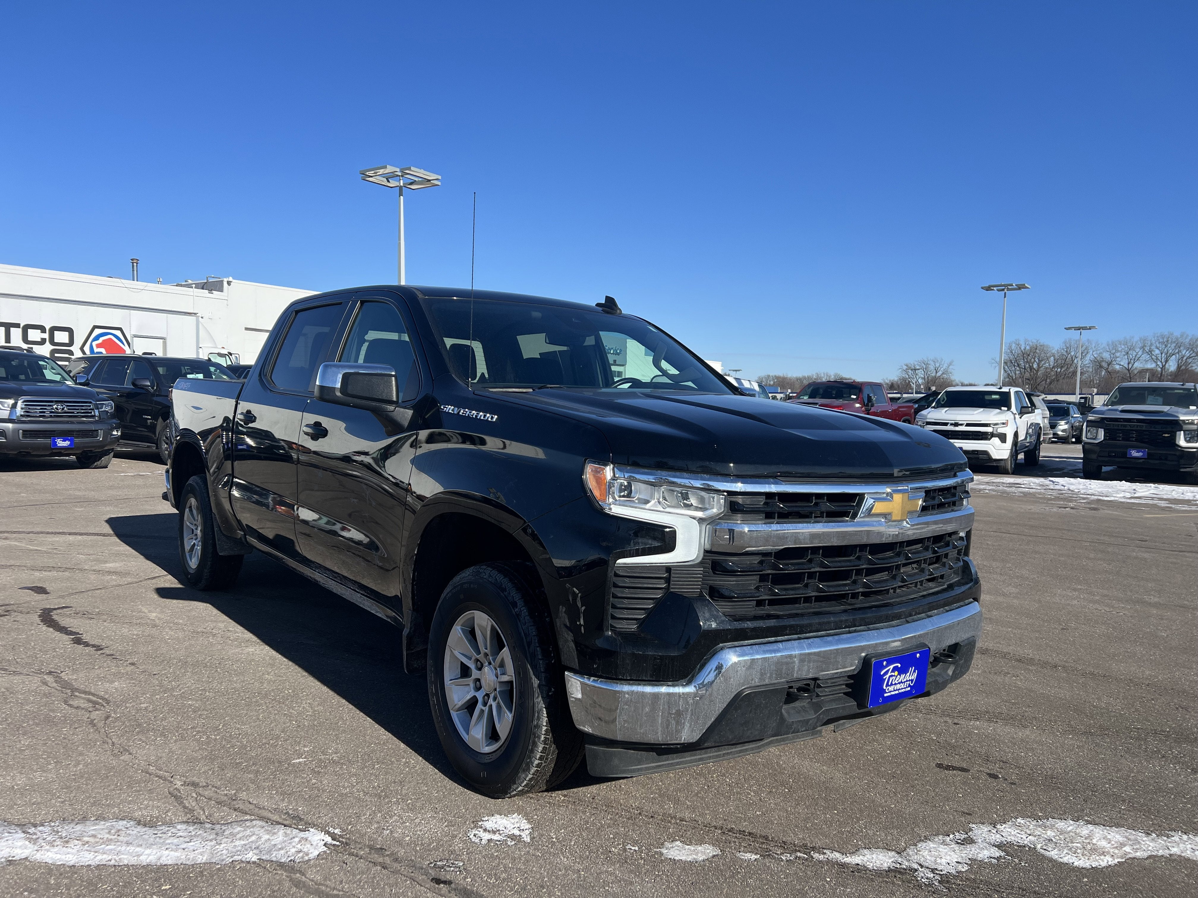 Used 2022 Chevrolet Silverado 1500 LT with VIN 1GCPDDEK8NZ562820 for sale in Fridley, Minnesota