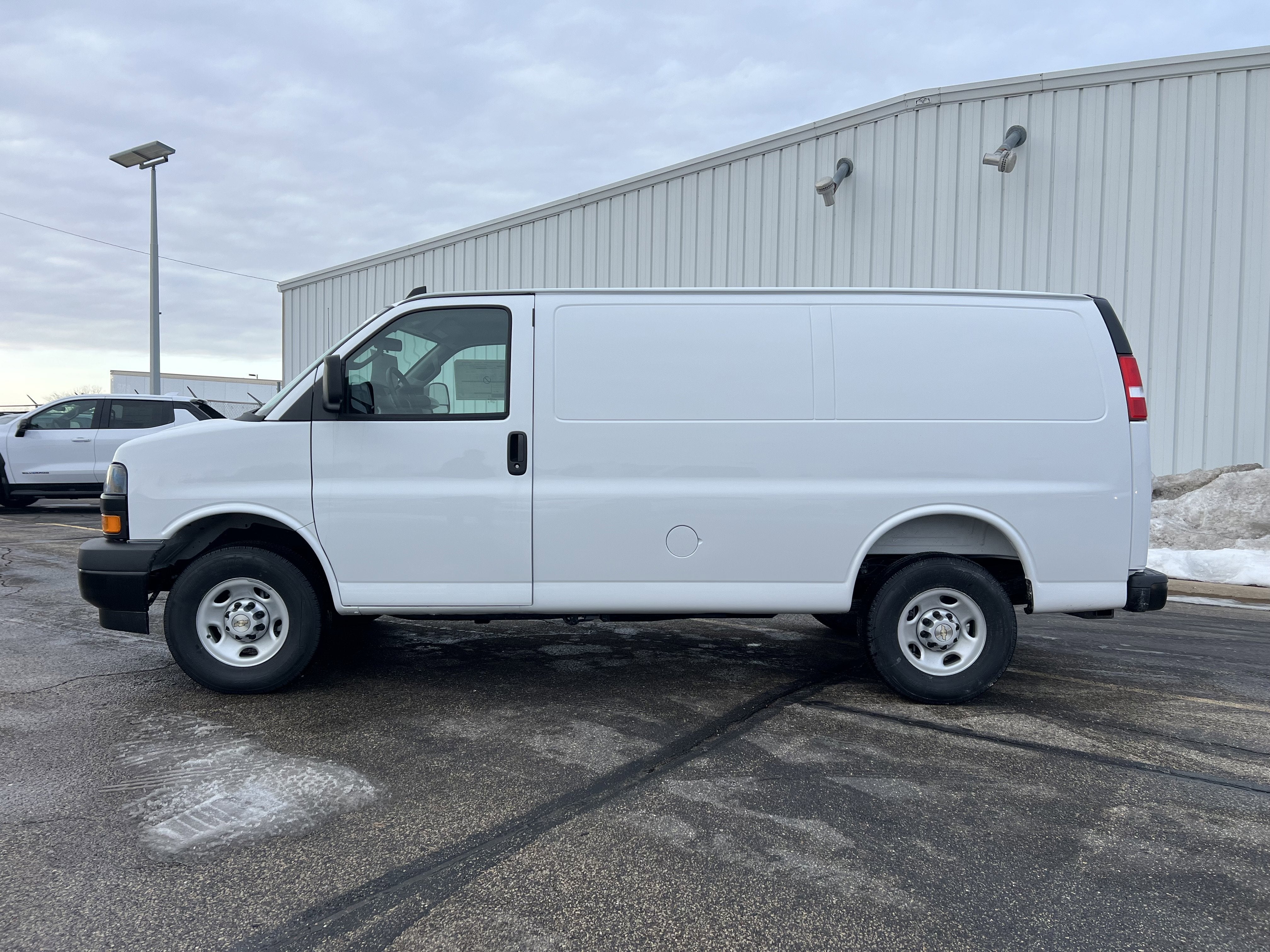 2025 Chevrolet Express Cargo 3500 WT