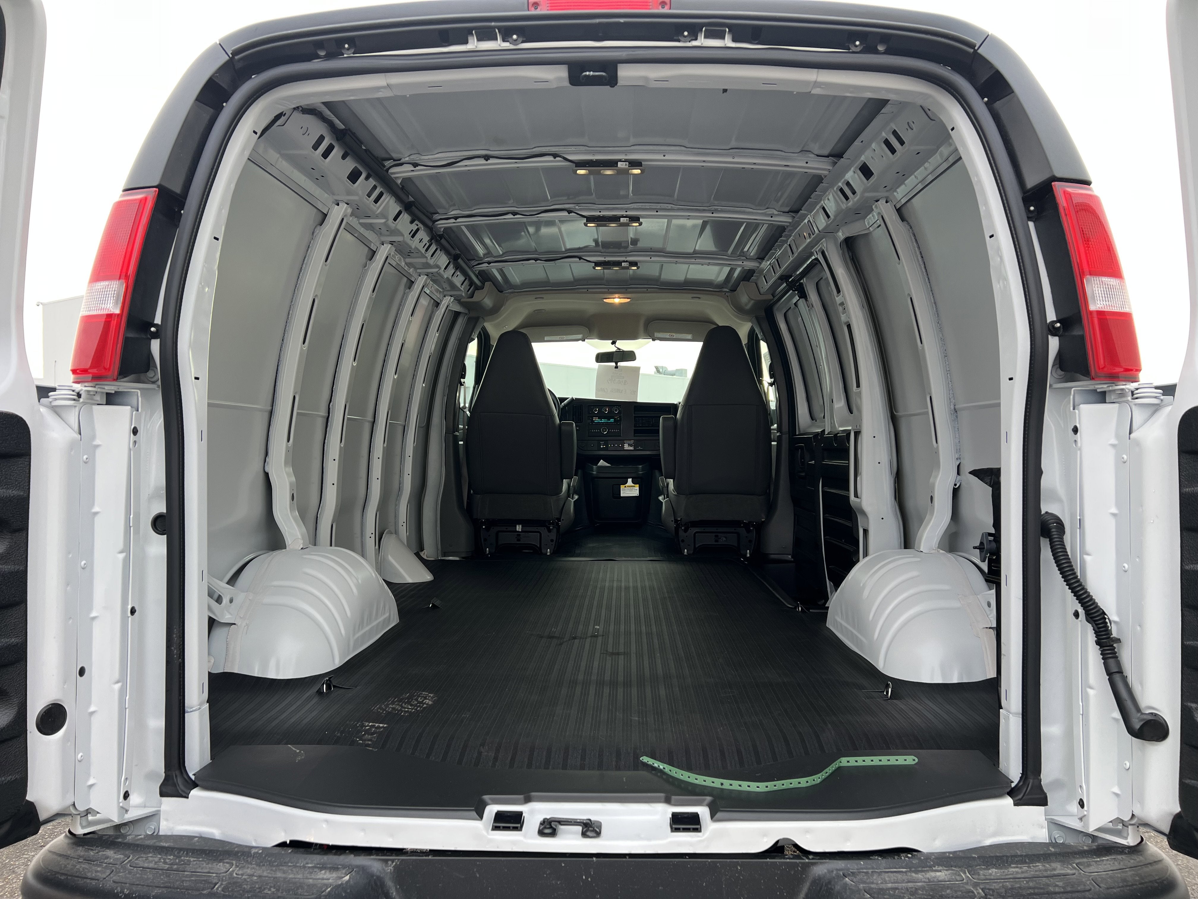 2025 Chevrolet Express Cargo 3500 WT