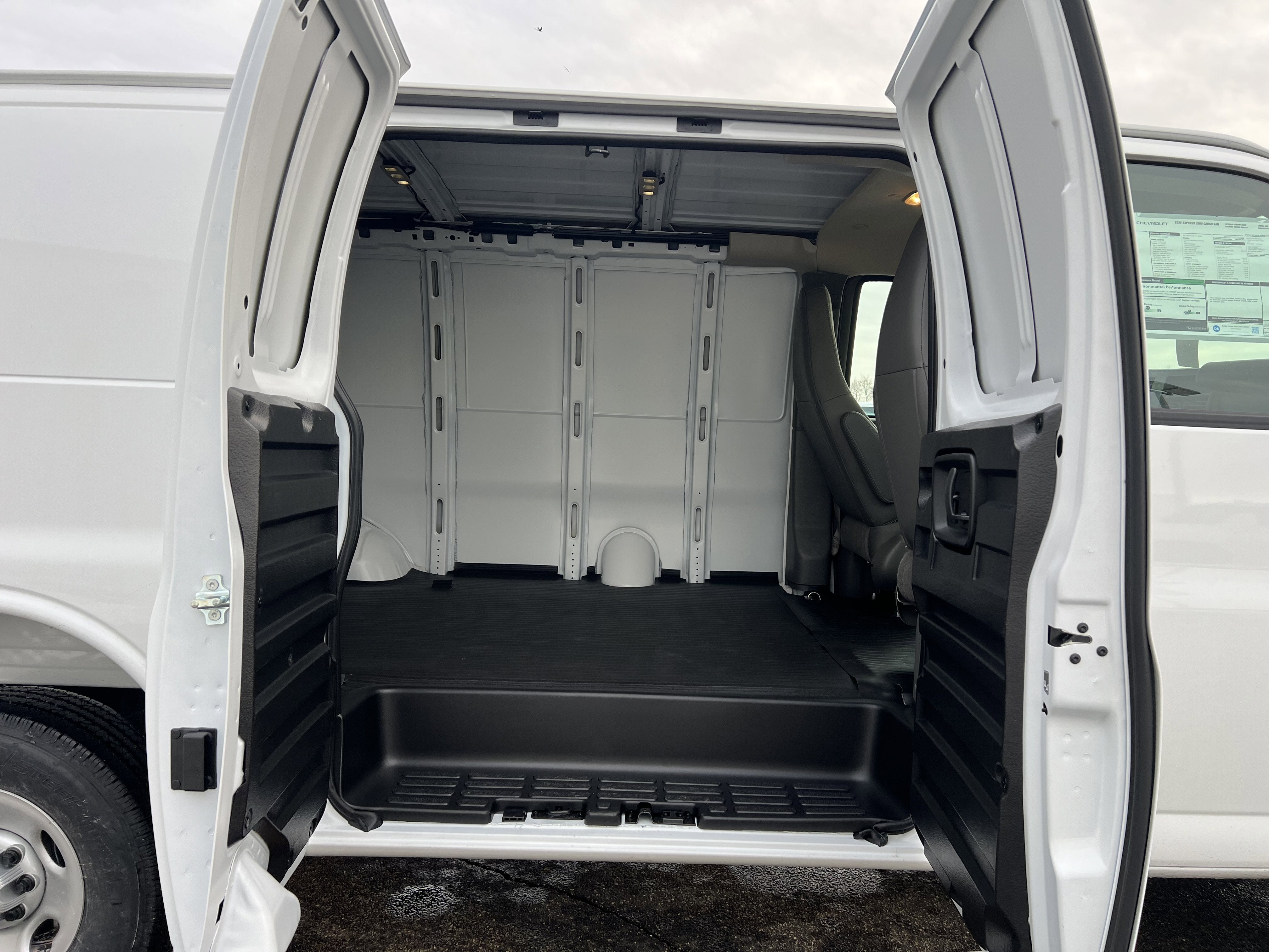 2025 Chevrolet Express Cargo 3500 WT