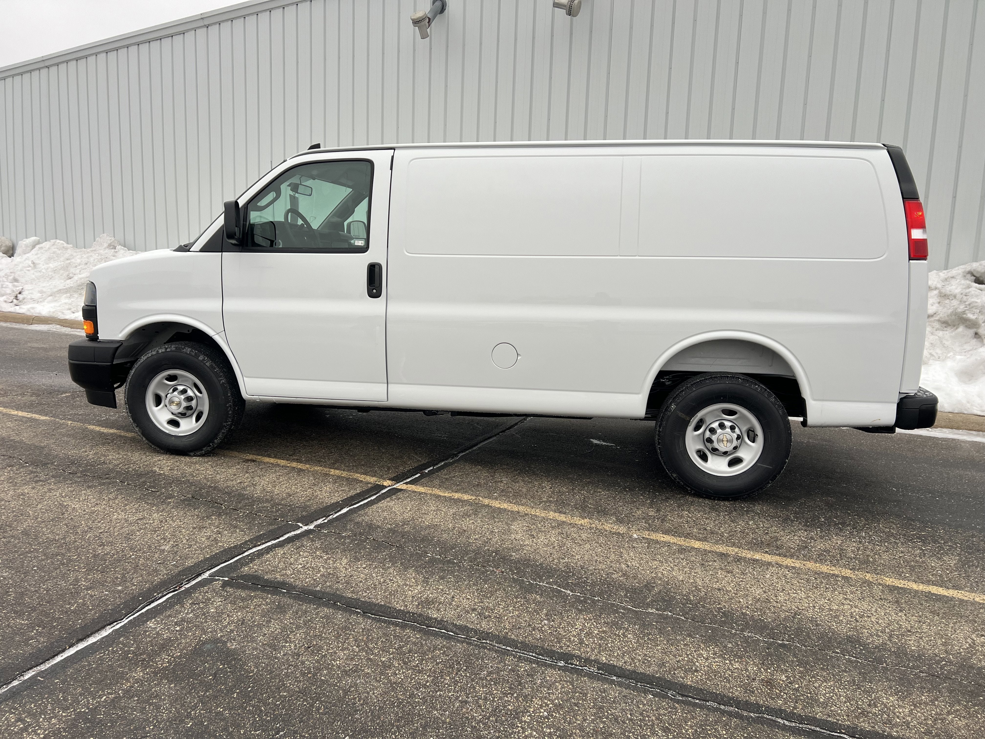 2025 Chevrolet Express Cargo 3500 WT
