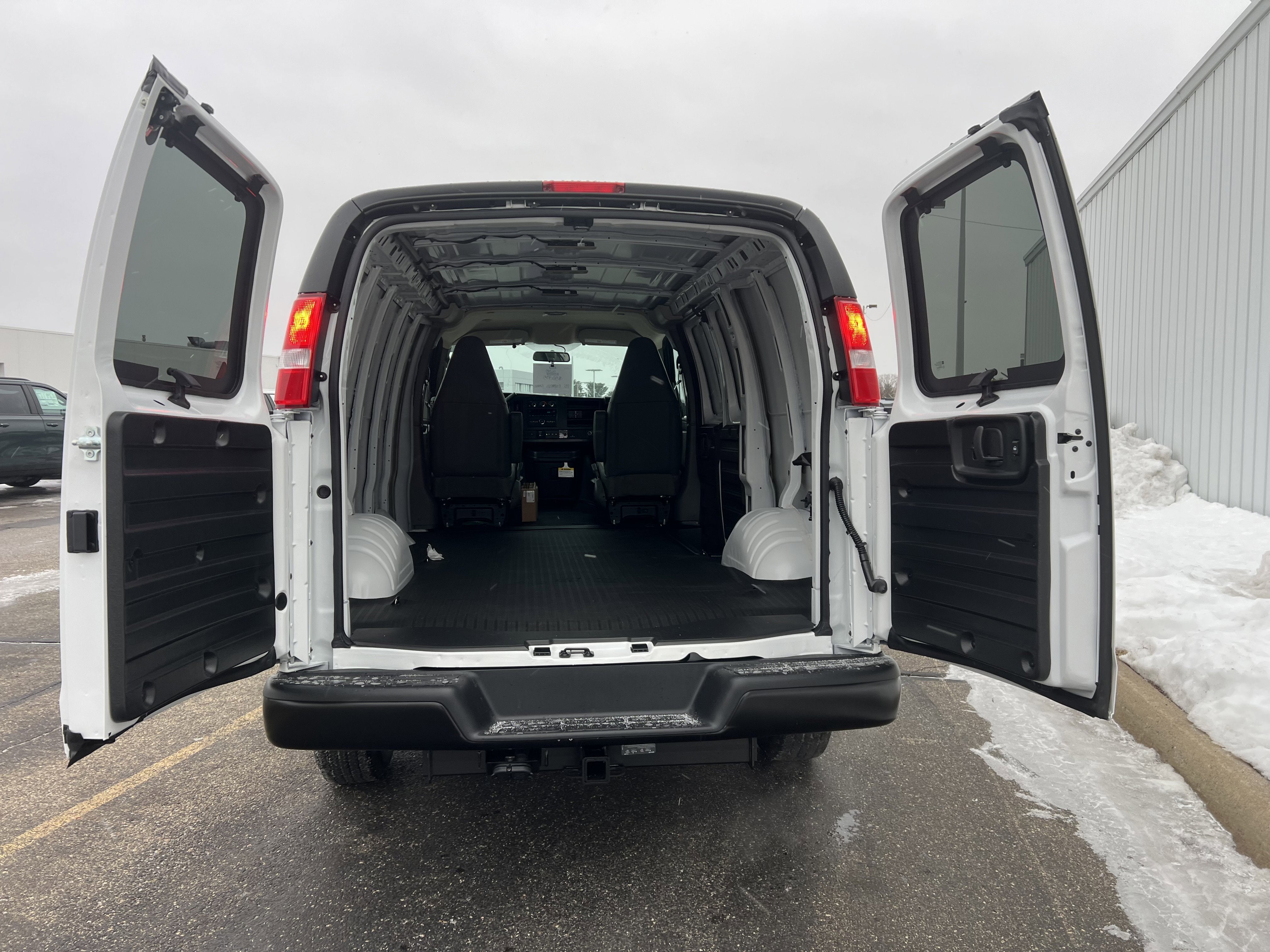 2025 Chevrolet Express Cargo 3500 WT