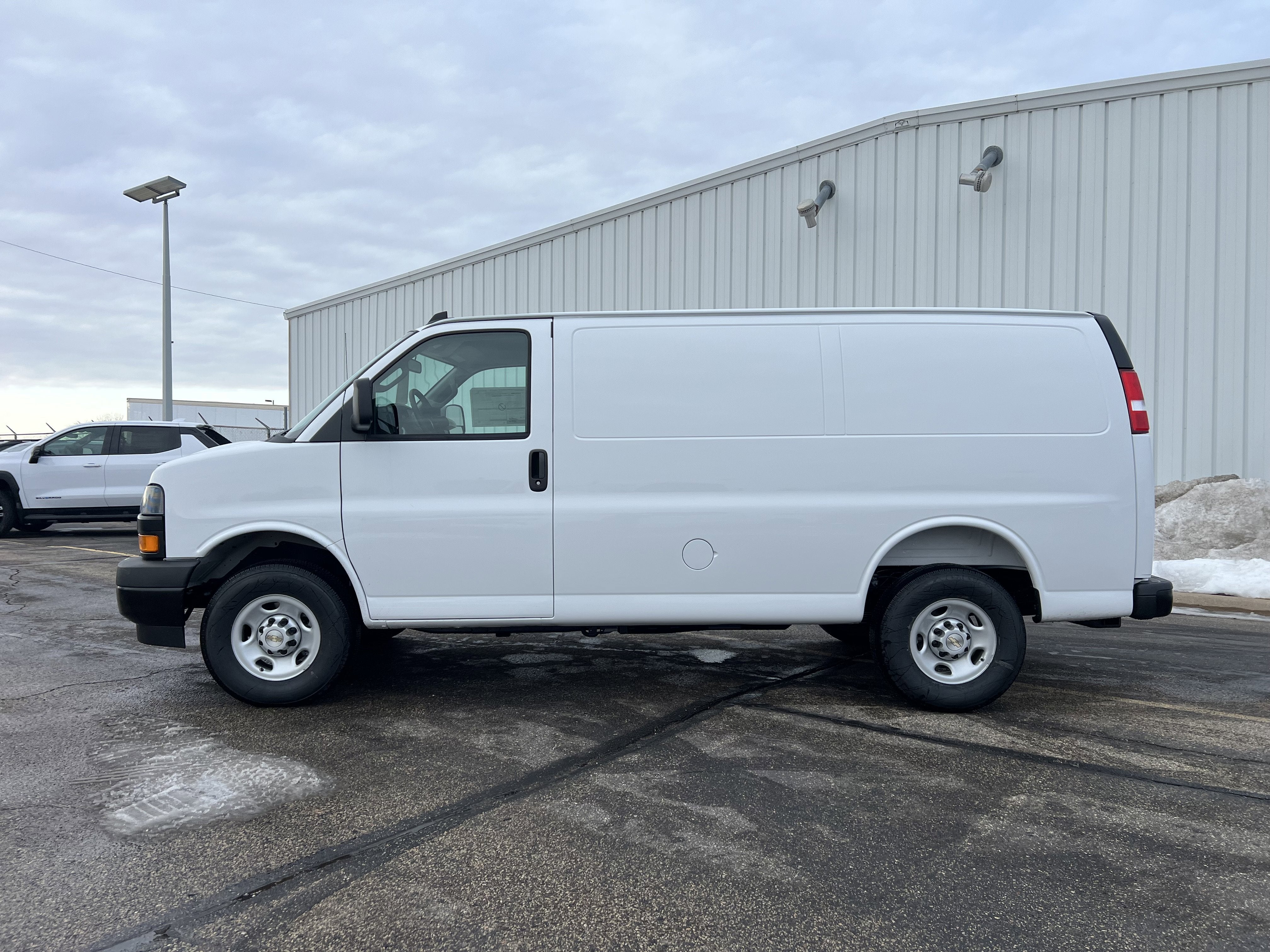 2025 Chevrolet Express Cargo 3500 WT