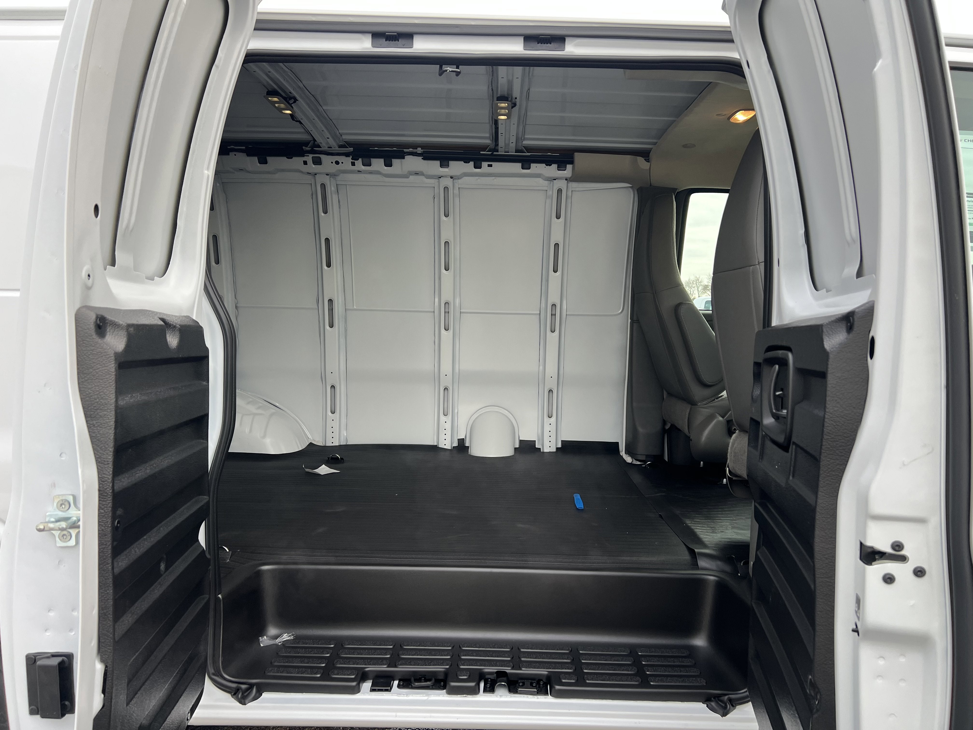 2025 Chevrolet Express Cargo 3500 WT