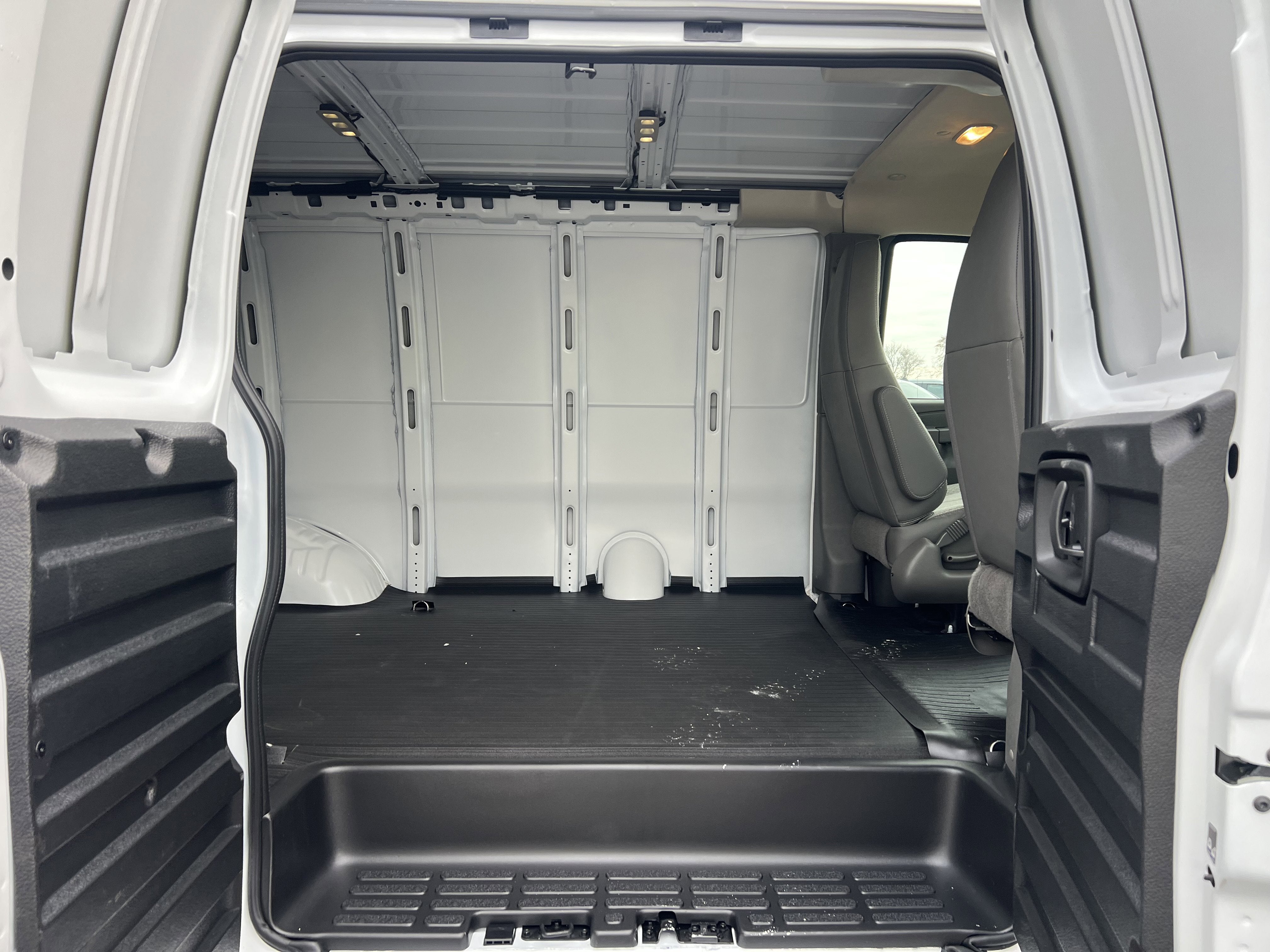 2025 Chevrolet Express Cargo 3500 WT