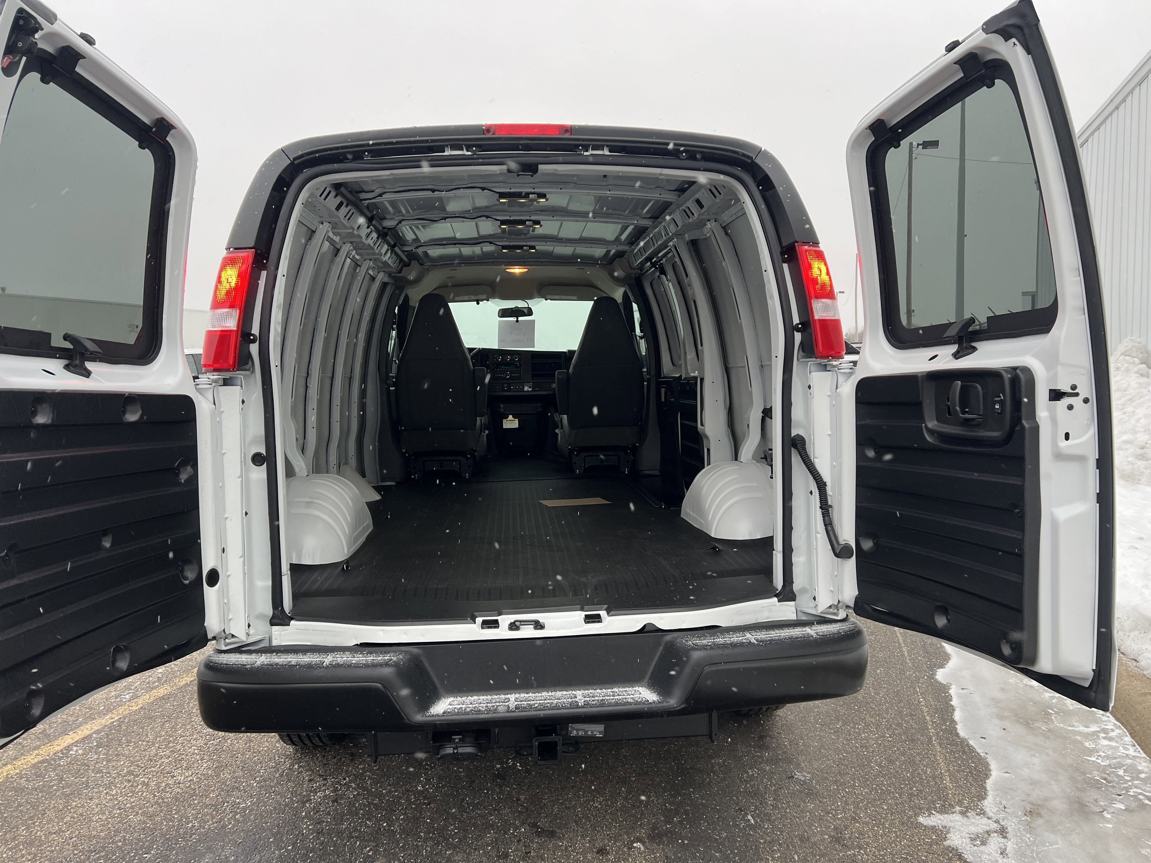 2025 Chevrolet Express Cargo 3500 WT
