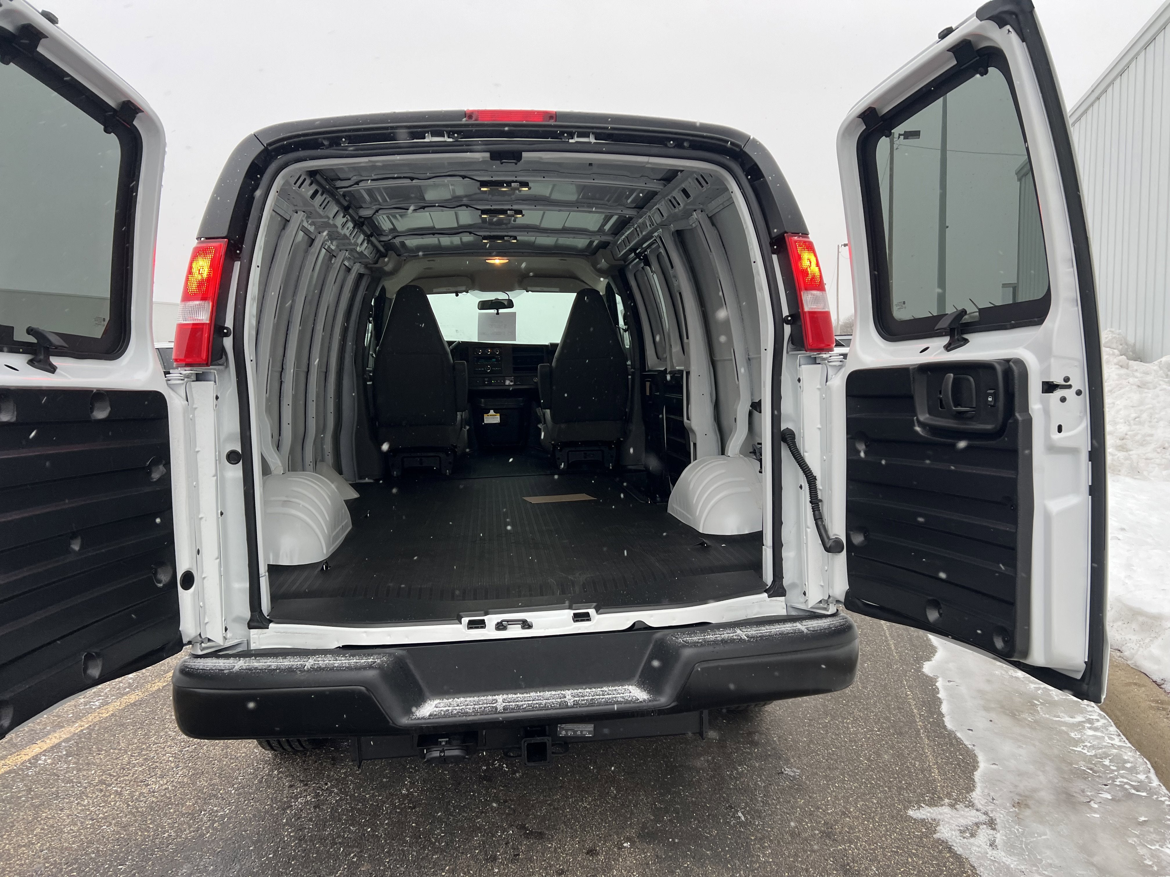 2025 Chevrolet Express Cargo 3500 WT