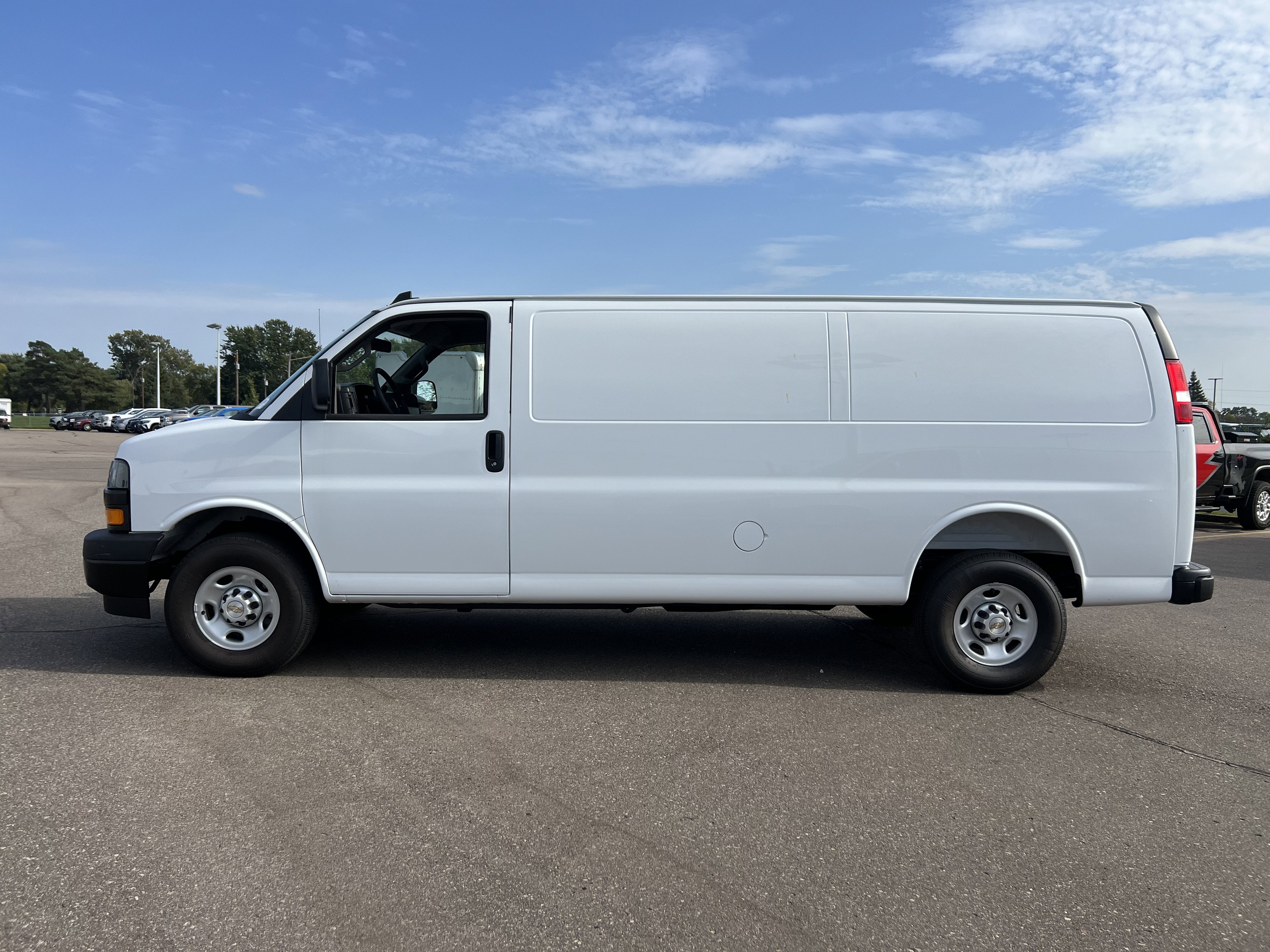 2025 Chevrolet Express Cargo 3500 WT