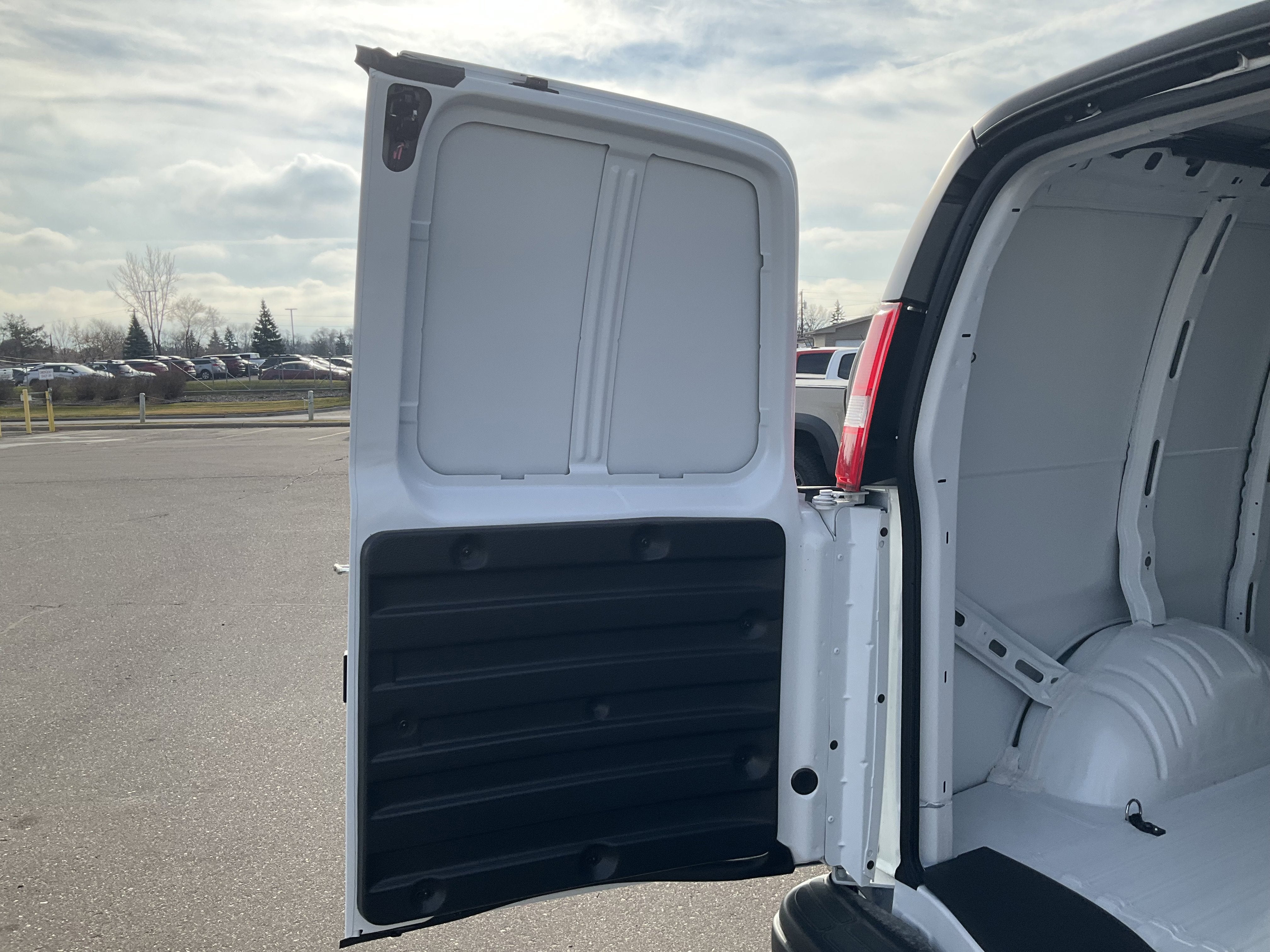 2025 Chevrolet Express Cargo 3500 WT