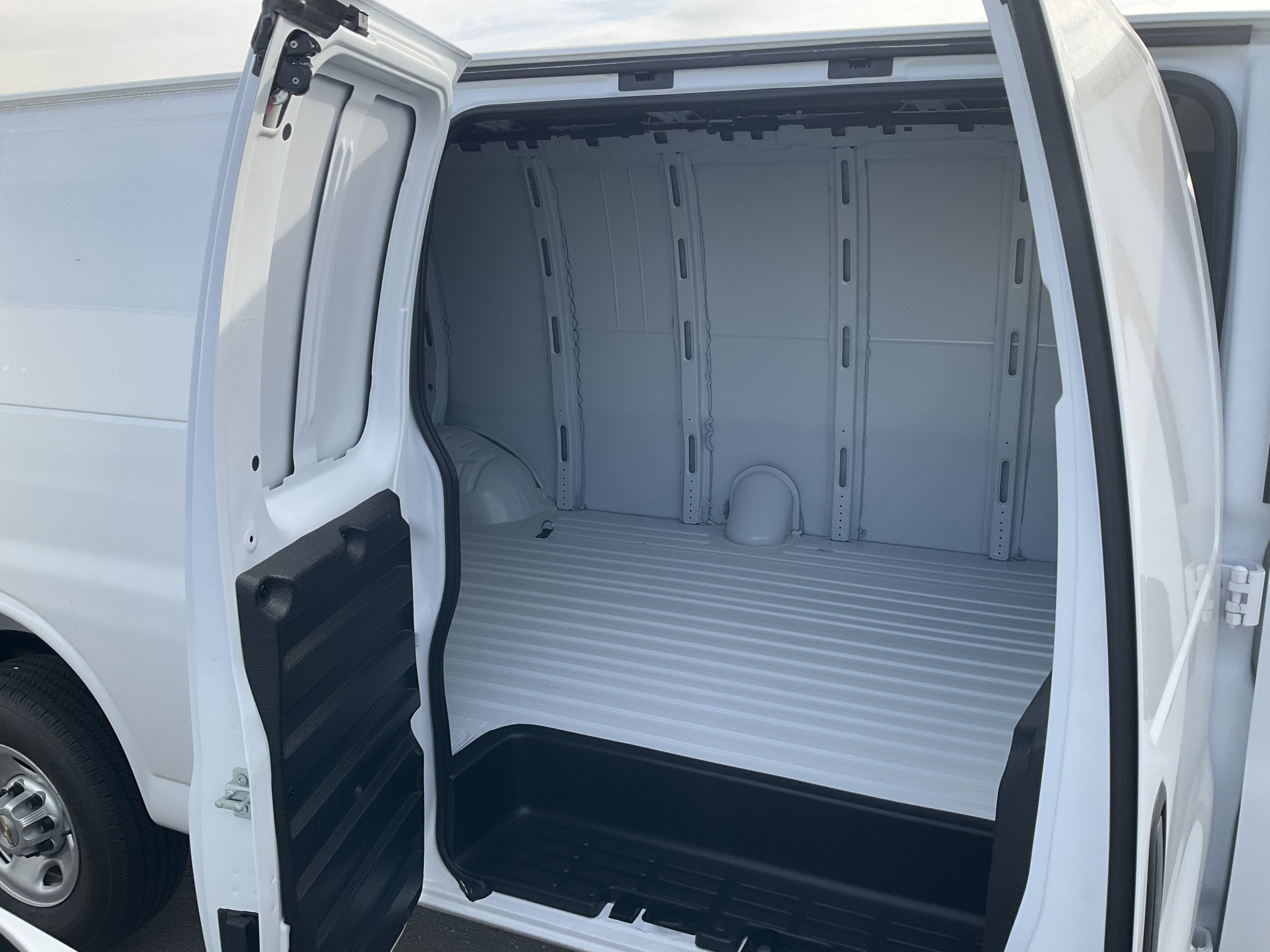 2025 Chevrolet Express Cargo 3500 WT