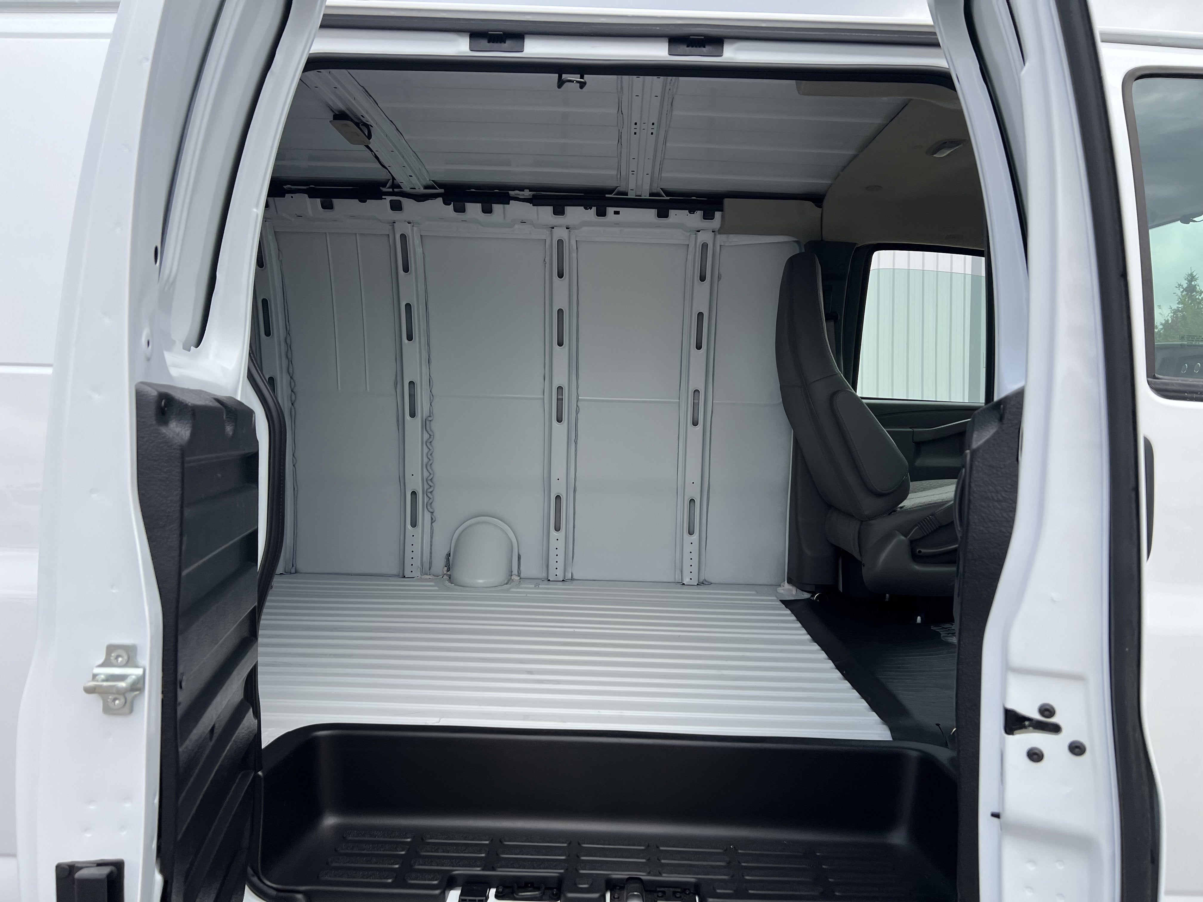 2025 Chevrolet Express Cargo 3500 WT