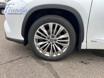 2022 Toyota Highlander Hybrid Platinum