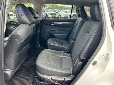 2022 Toyota Highlander Hybrid Platinum