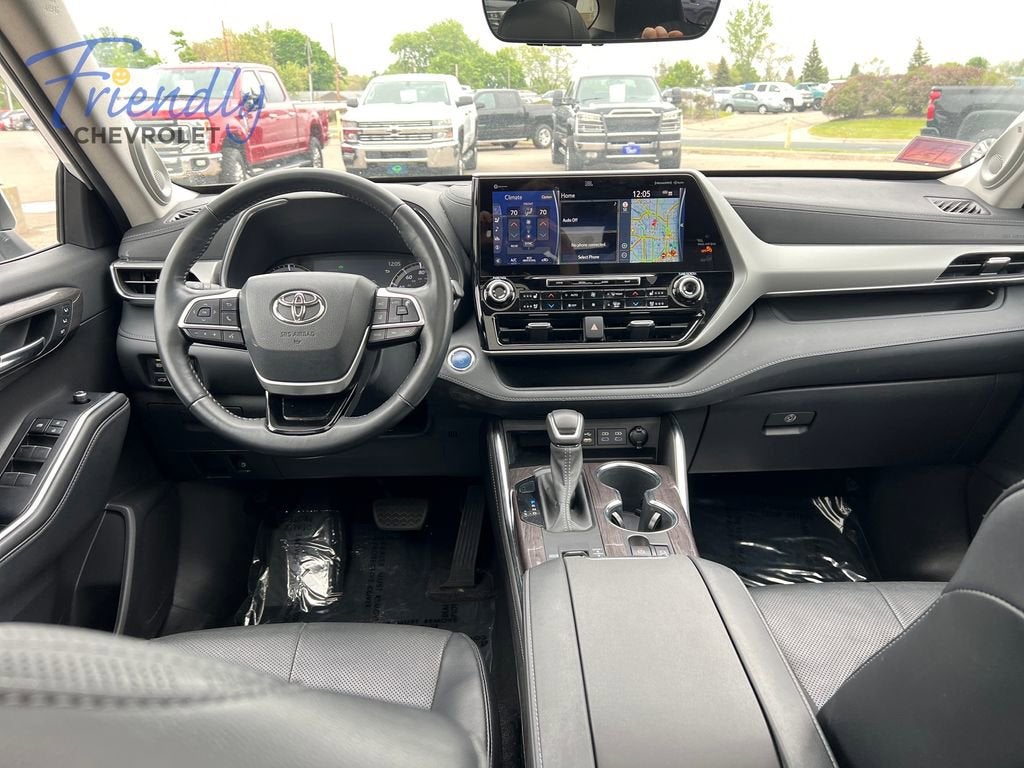 2022 Toyota Highlander Hybrid Platinum