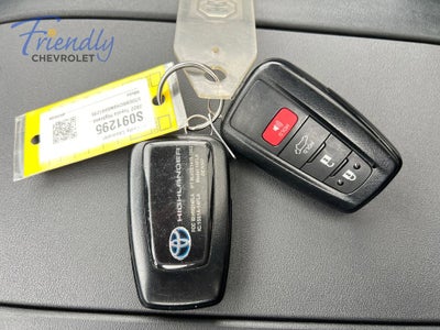 2022 Toyota Highlander Hybrid Platinum