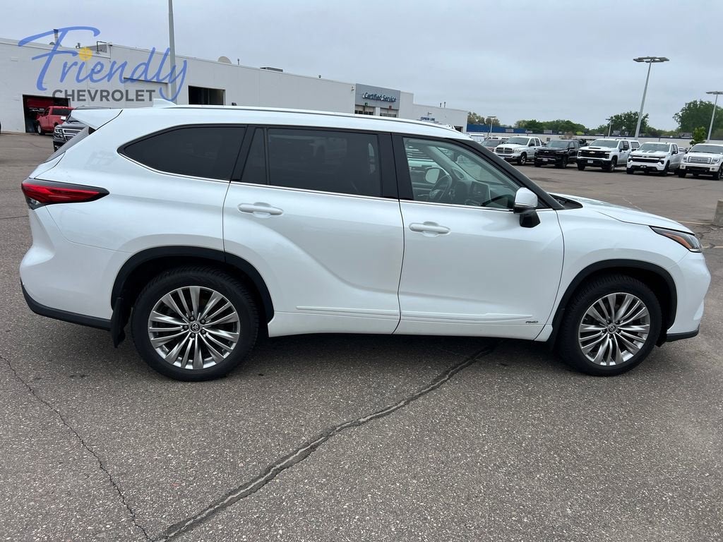 2022 Toyota Highlander Hybrid Platinum